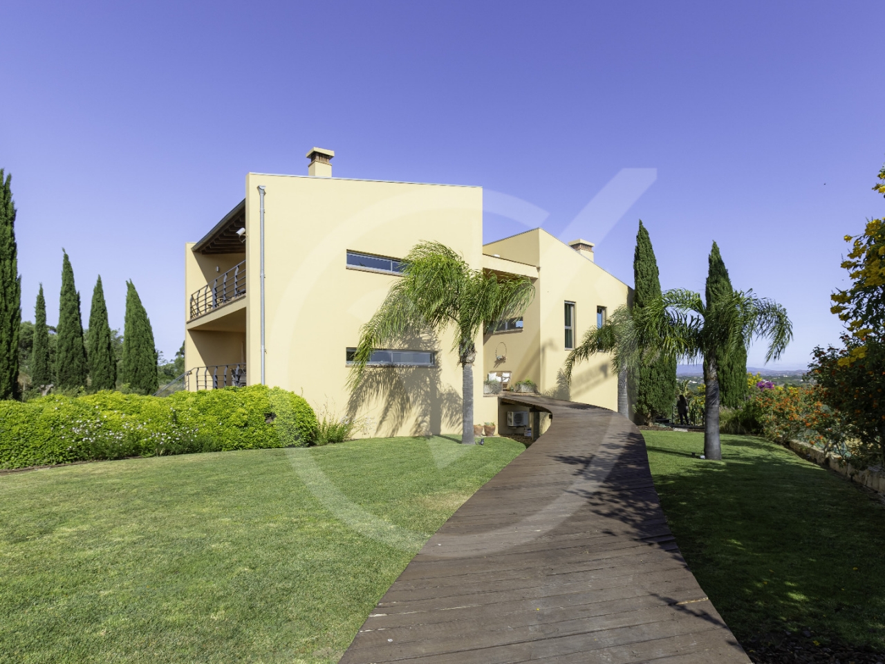 Stunning 4-Bedroom Villa with Infinity Pool and Lush Garden 