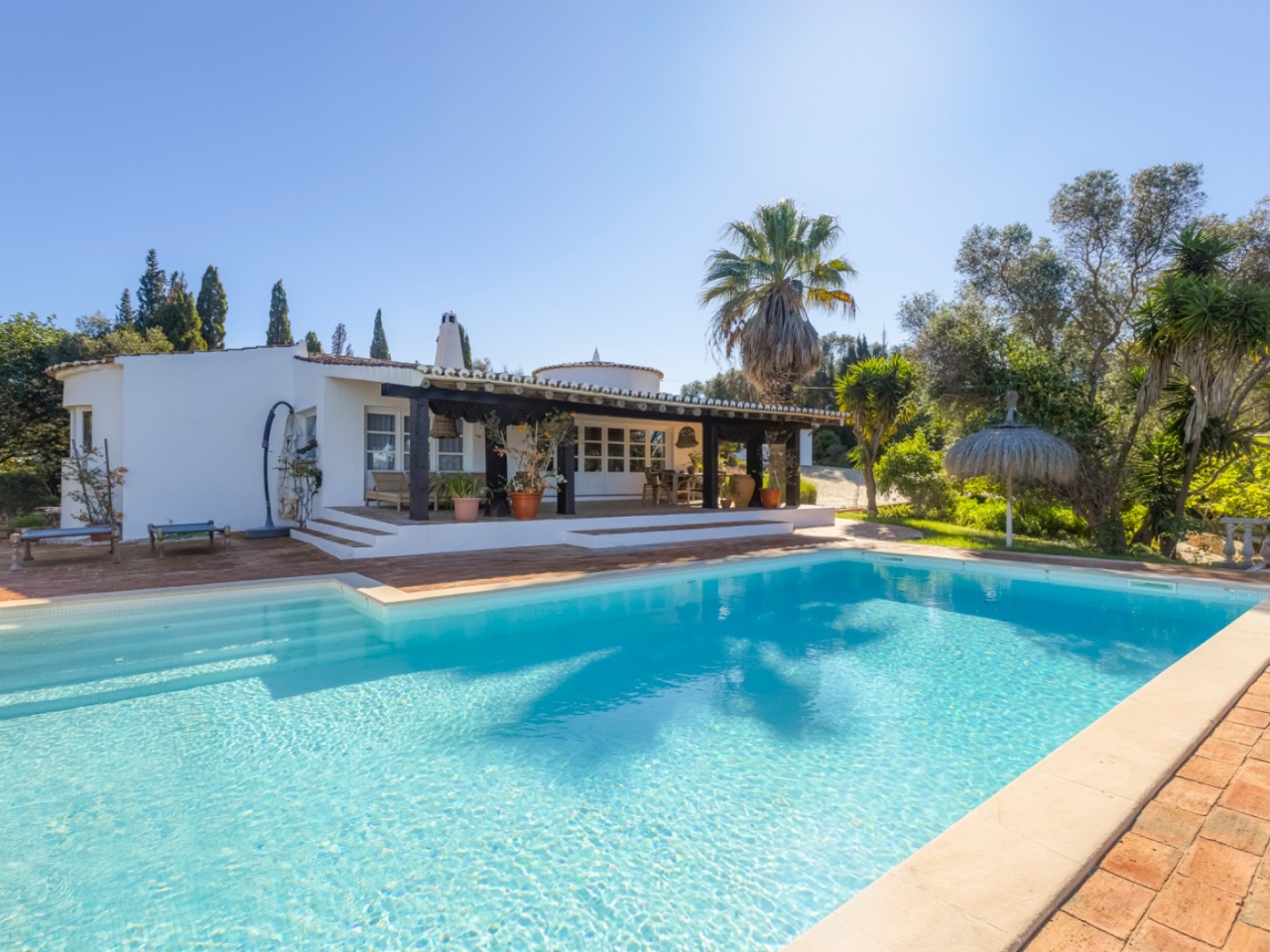 Alvor - Contemporary 4-Bedroom Luxury Villa with Heated Pool